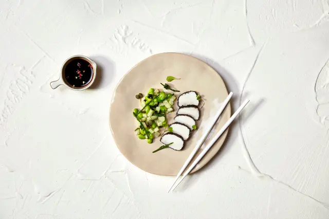 Tataki de merlu et salade de fèves de soja (edamame)