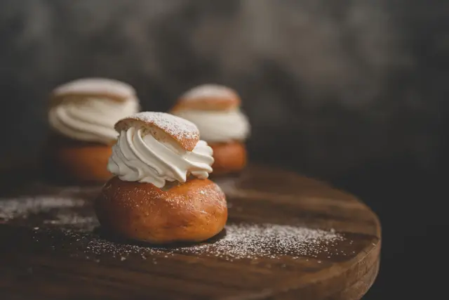 Recette de la Semla, dessert suédois traditionnel à la crème fouettée