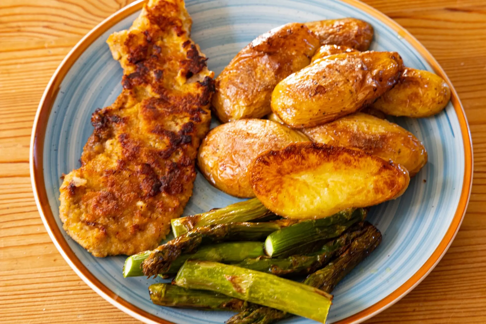 Schnitzel, asperges vertes et pommes de terre rôties