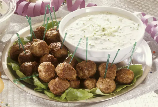 Assiette d'amuse-gueules avec boulettes de viande et sauce au concombre
