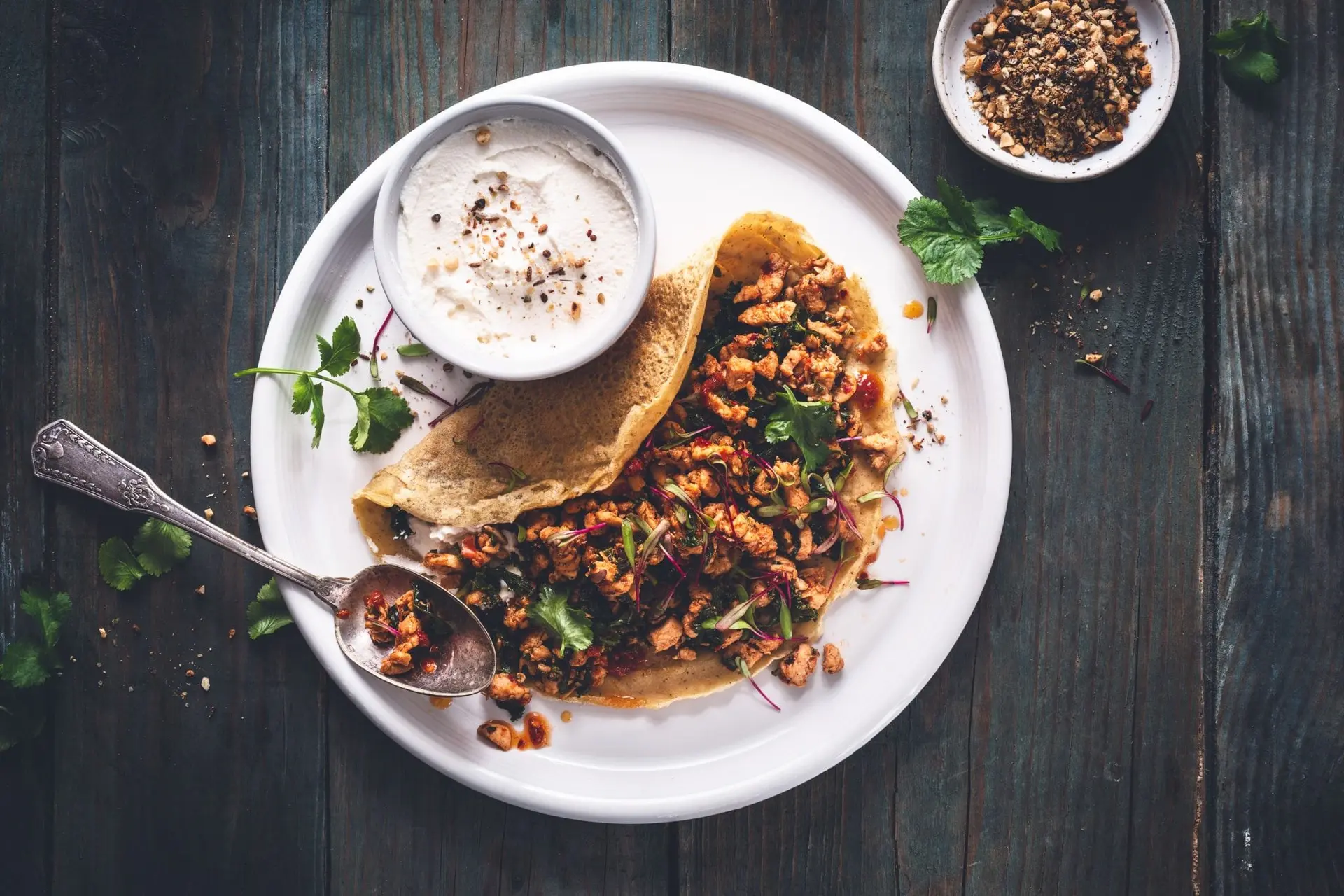 Crêpes salées aux pois chiches, poulet, harissa et kale