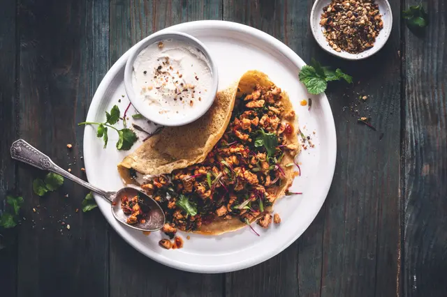 Crêpes salées aux pois chiches, poulet, harissa et kale