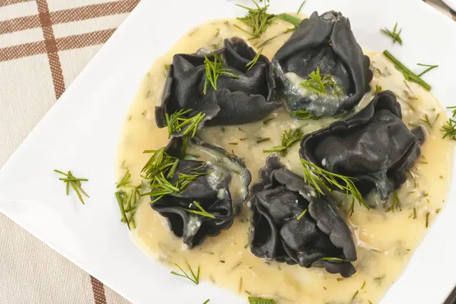 Raviolis noirs garnis de saumon à l'aneth, sauce à la moutarde