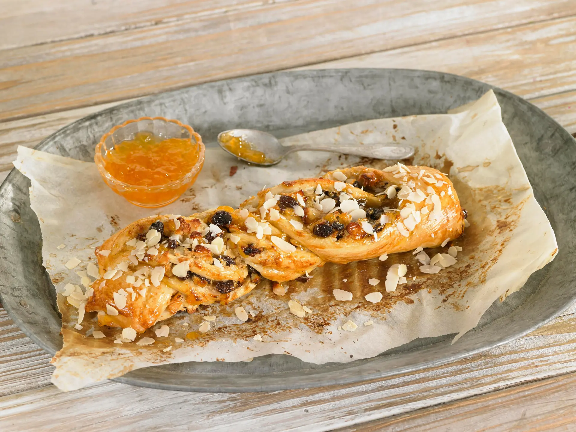Tresse au massepain et aux raisins secs
