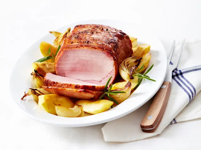 Rôti de porc fumé aux oignons et aux pommes