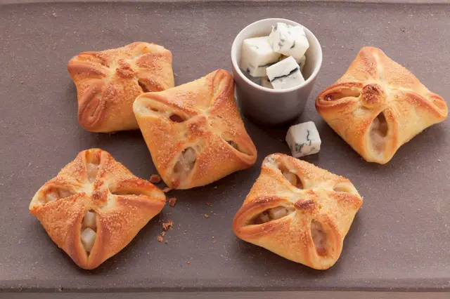 Feuilletés croustillants à la poire, mangue et gorgonzola