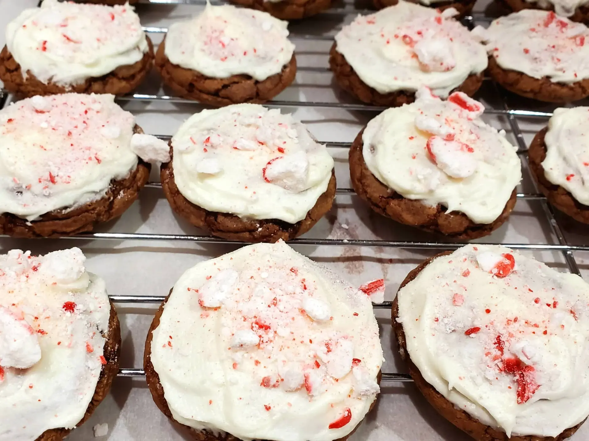 Biscuits à la menthe poivrée avec glaçage blanc