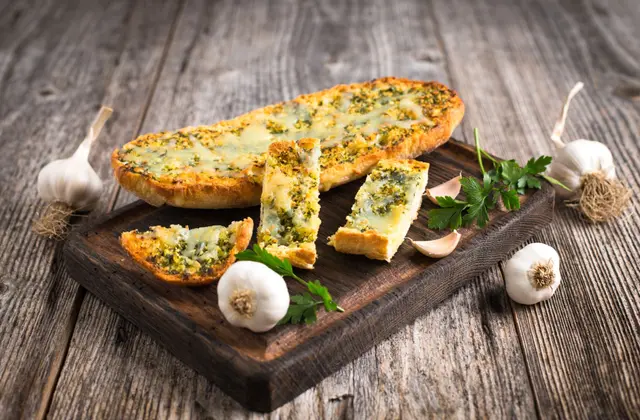 Pain à l’ail gratiné au fromage et aux herbes fraîches
