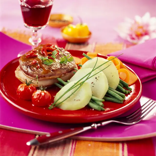 Filet de bœuf, sauce au piment, éventail de christophines et légumes croquants
