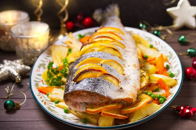 Saumon rôti au citron, oranges et herbes