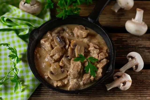 Ragoût de porc aux champignons en sauce