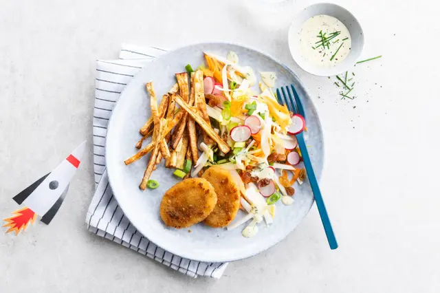 Mini burger au fromage, salade d'endives croquantes et frites de panais