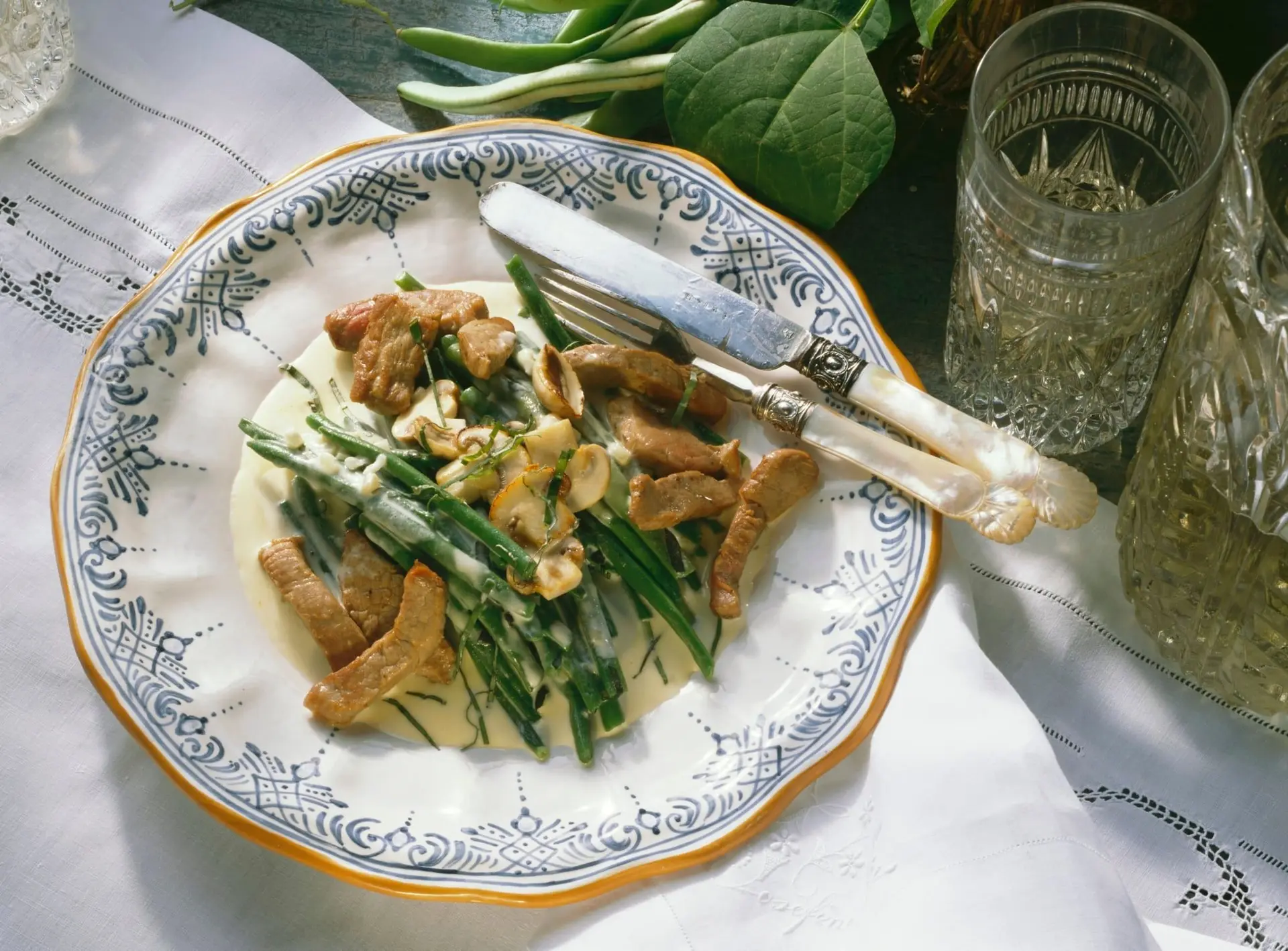 Haricots princesse à la crème de basilic avec des lamelles de filet de porc