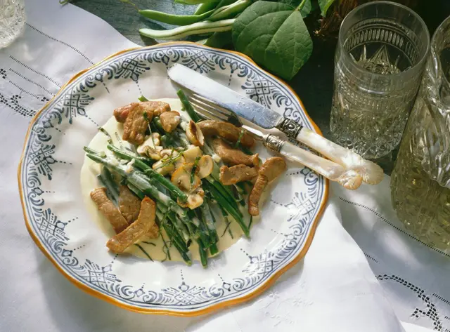 Haricots princesse à la crème de basilic avec des lamelles de filet de porc