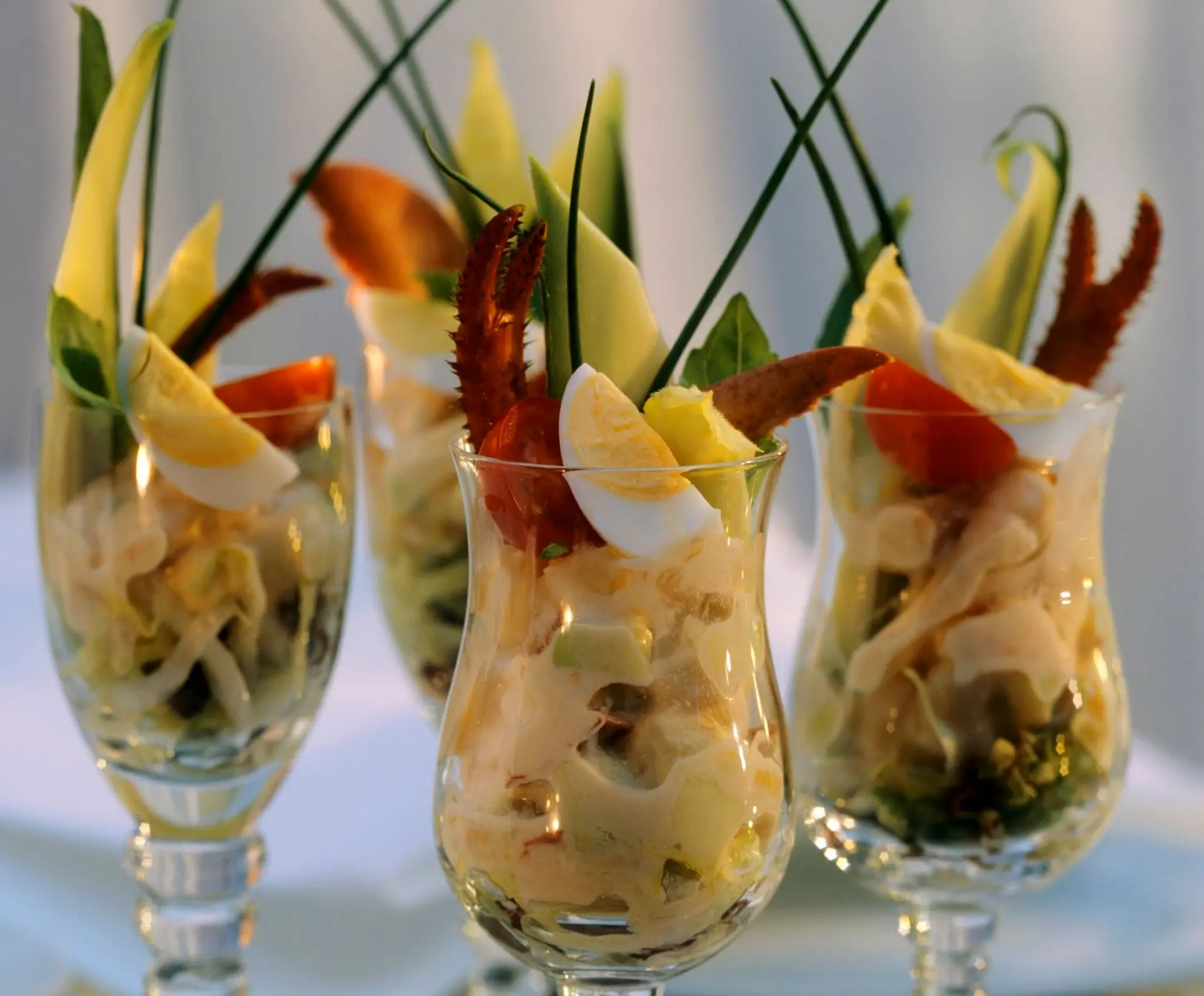 Cocktail de homard et crevettes en verrine, garniture fraîcheur