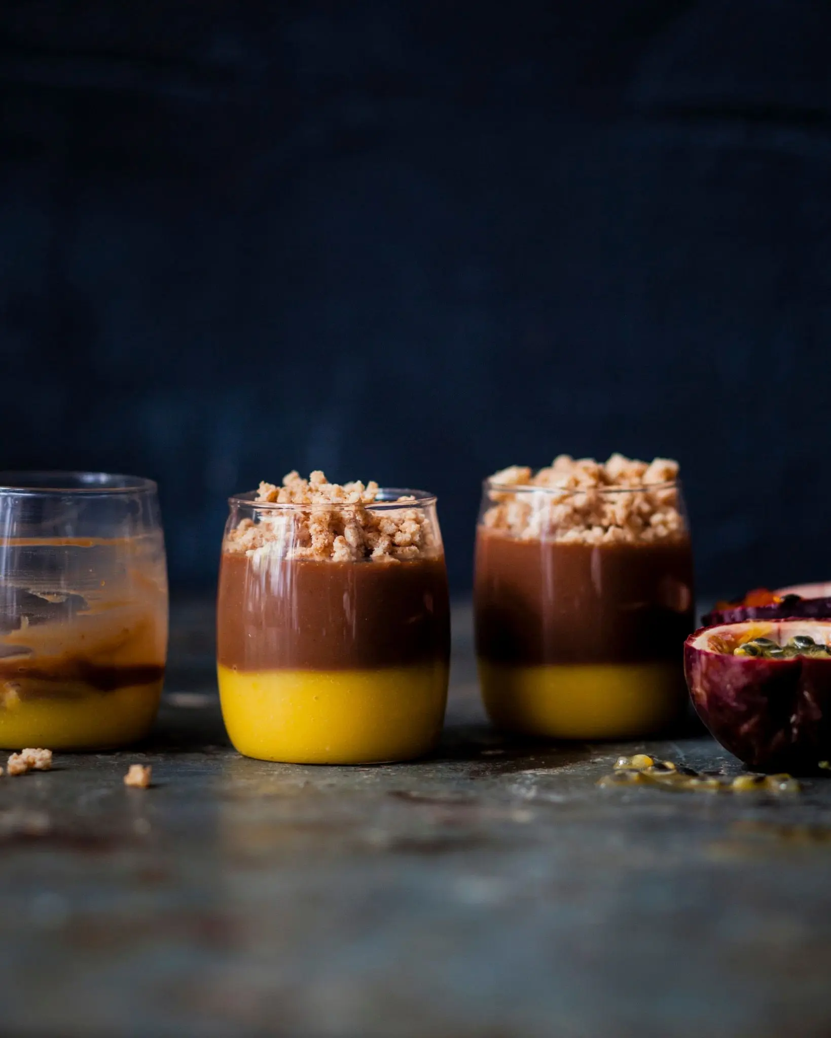 Crème au praliné, curd passion et streusel coco