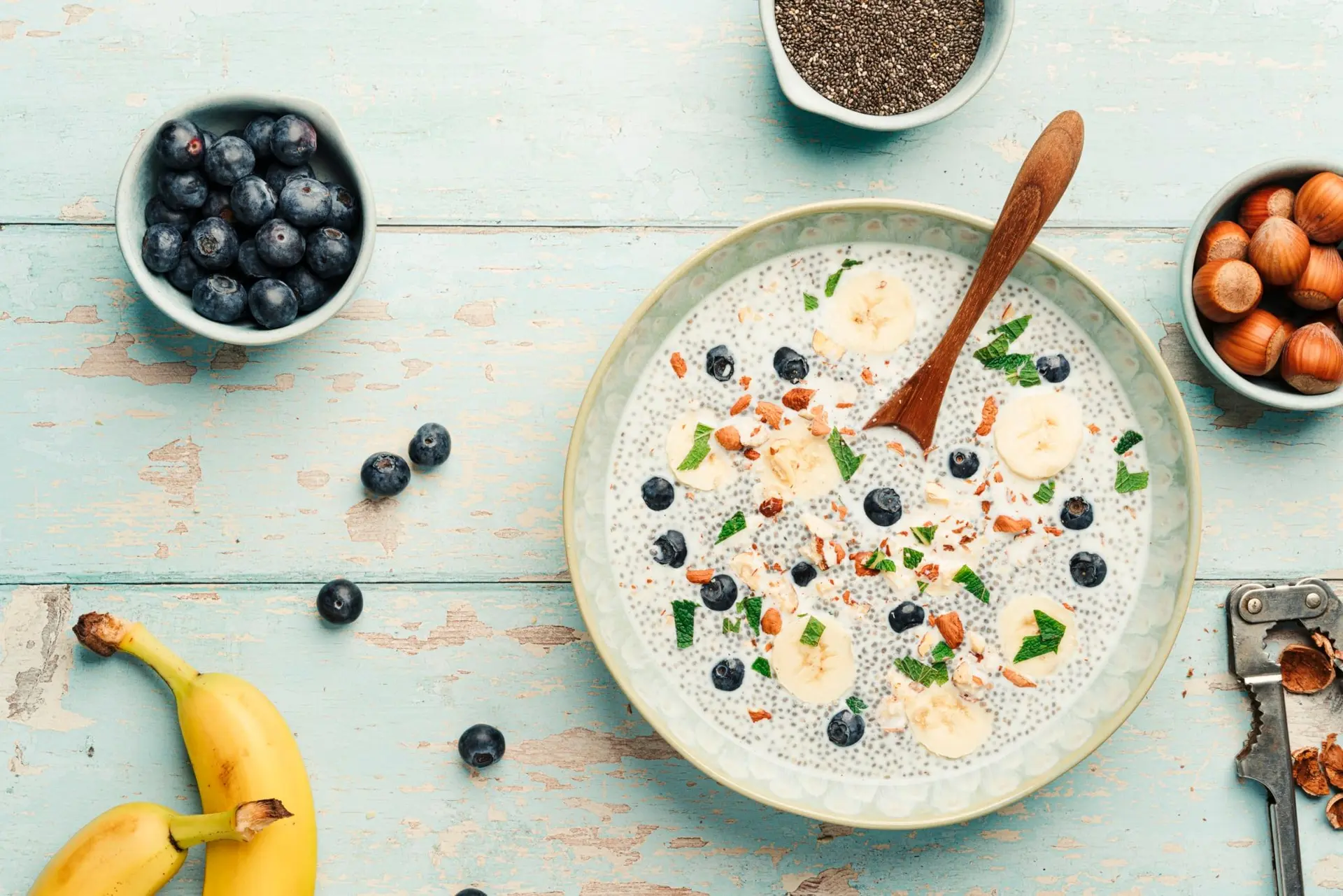 Pudding aux graines de chia, banane, myrtille et noisette