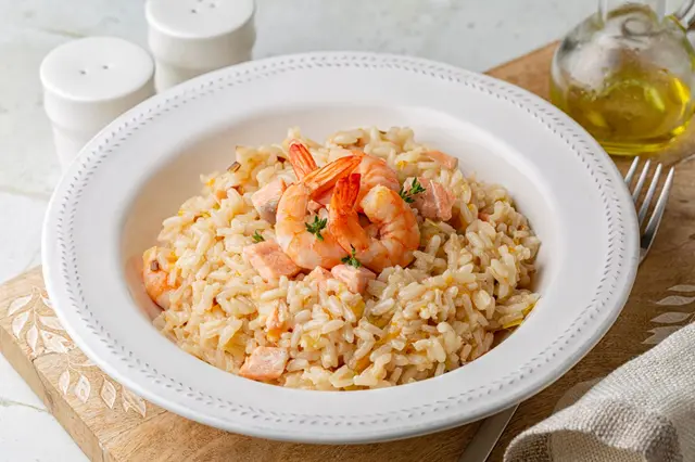 Risotto aux crevettes, au saumon, au poireau et à la mandarine