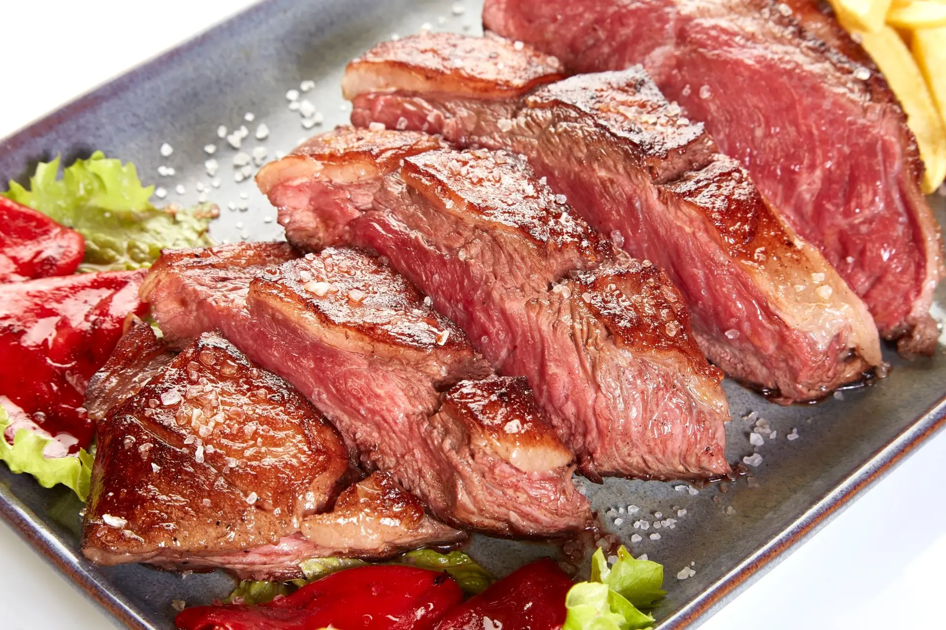 Picanha de veau grillée, frites maison, poivrons rouges rôtis et salade verte