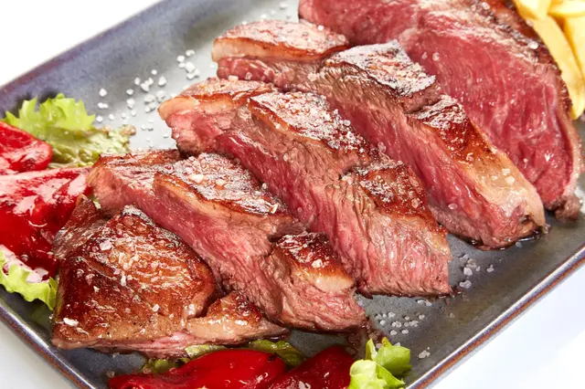Picanha de veau grillée, frites maison, poivrons rouges rôtis et salade verte