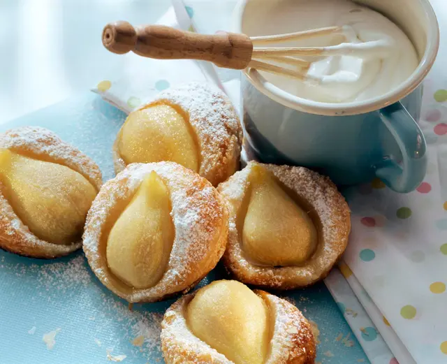 Tartelettes feuilletées aux poires et crème fouettée