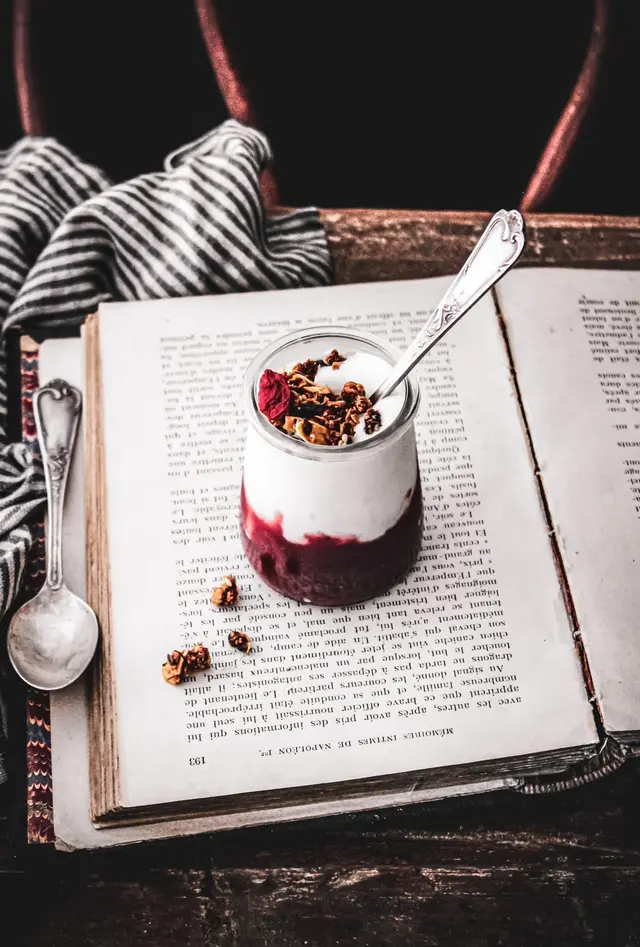 Granola et yaourt aux fraises et rhubarbe