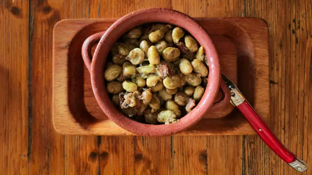 Fèves à la façon des Abruzzes, avec bacon et pecorino
