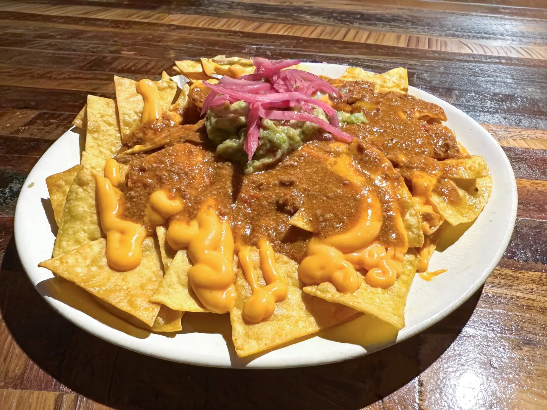 Taco à la crème d’avocat, oignon rouge et sauce à la viande