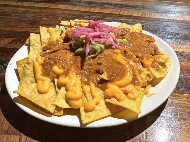 Taco à la crème d’avocat, oignon rouge et sauce à la viande