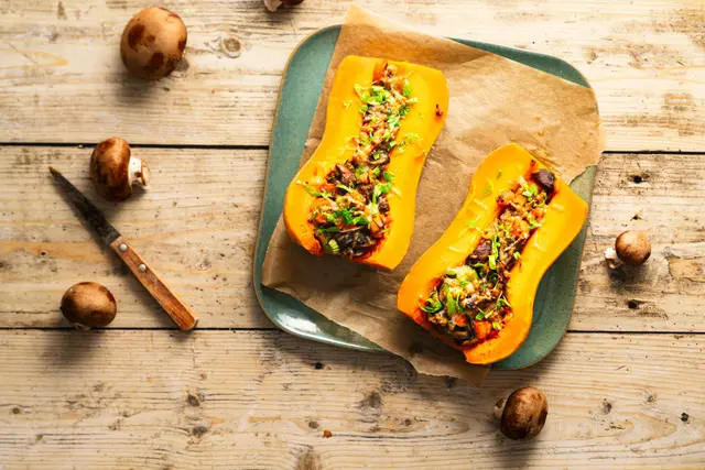 Butternut farcie au poulet, champignons et légumes