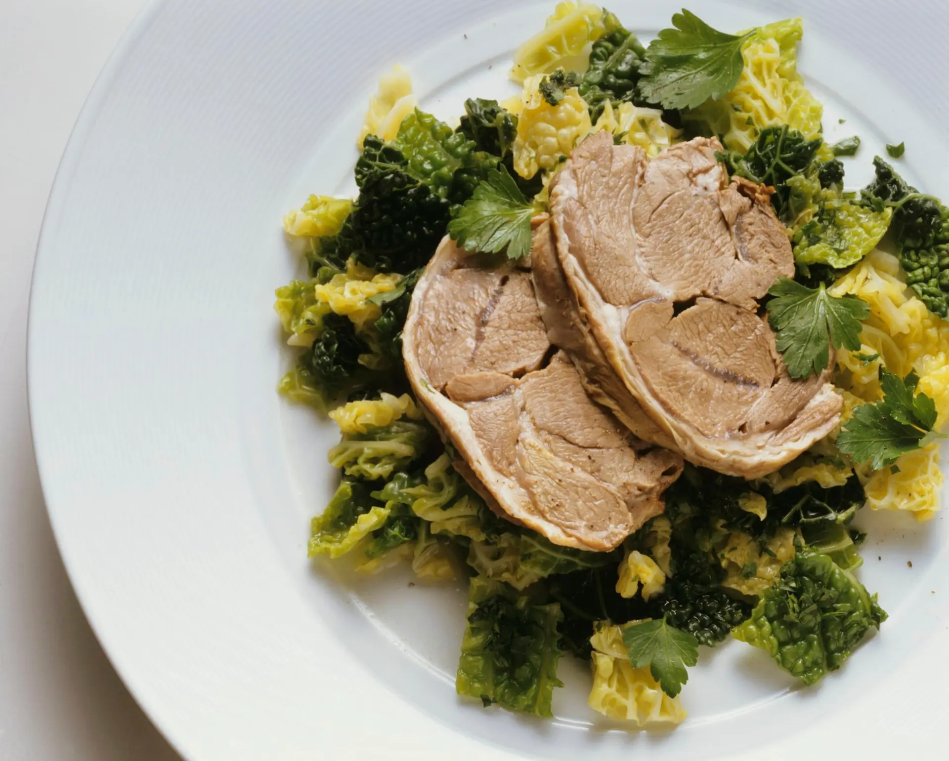 Épaule d'agneau bouillie sur chou de Savoie