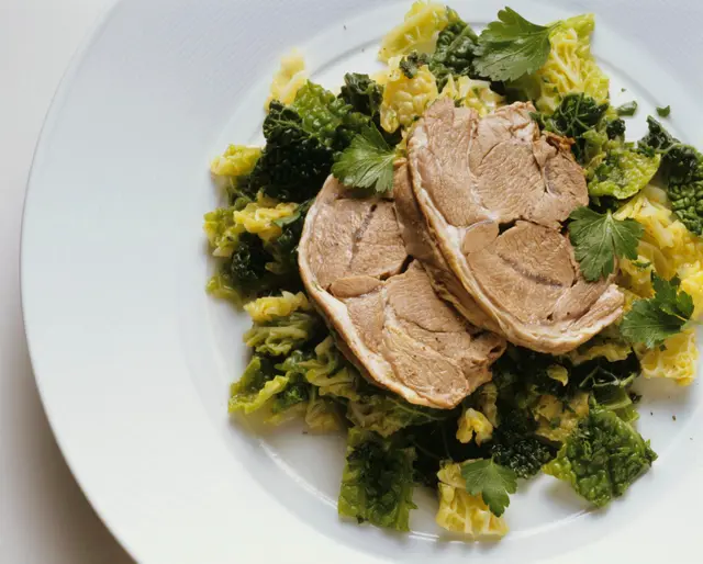 Épaule d'agneau bouillie sur chou de Savoie