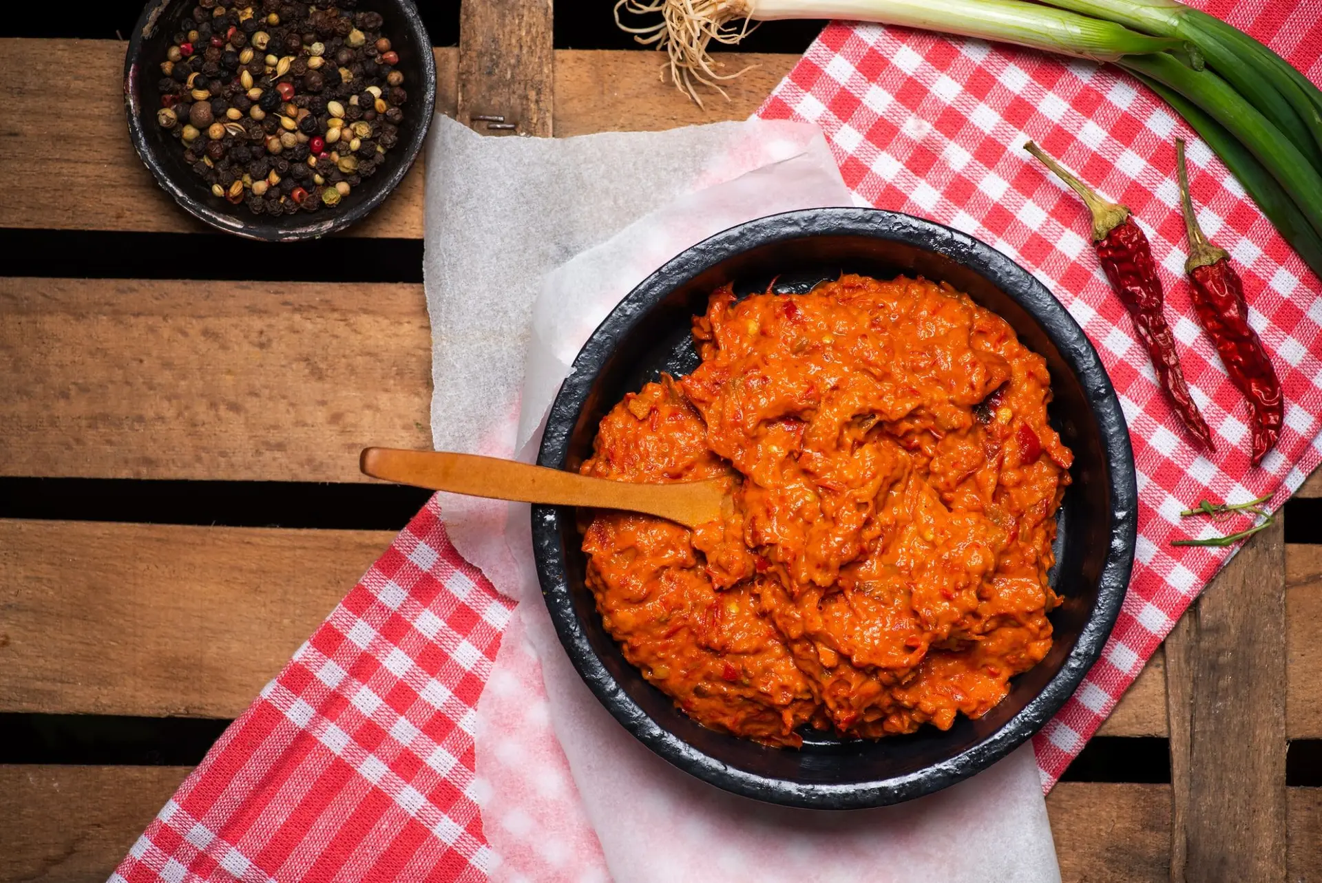 Ajvar paprika - condiment à base d'aubergines et de poivrons