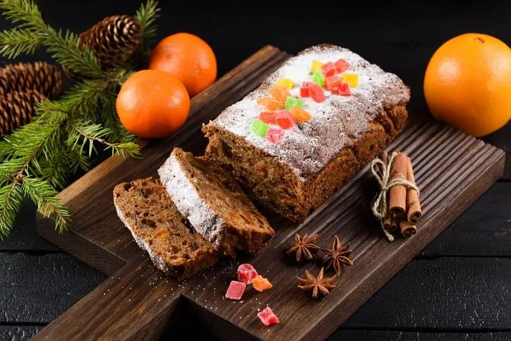 Gâteau aux fruits confits et sucre glace