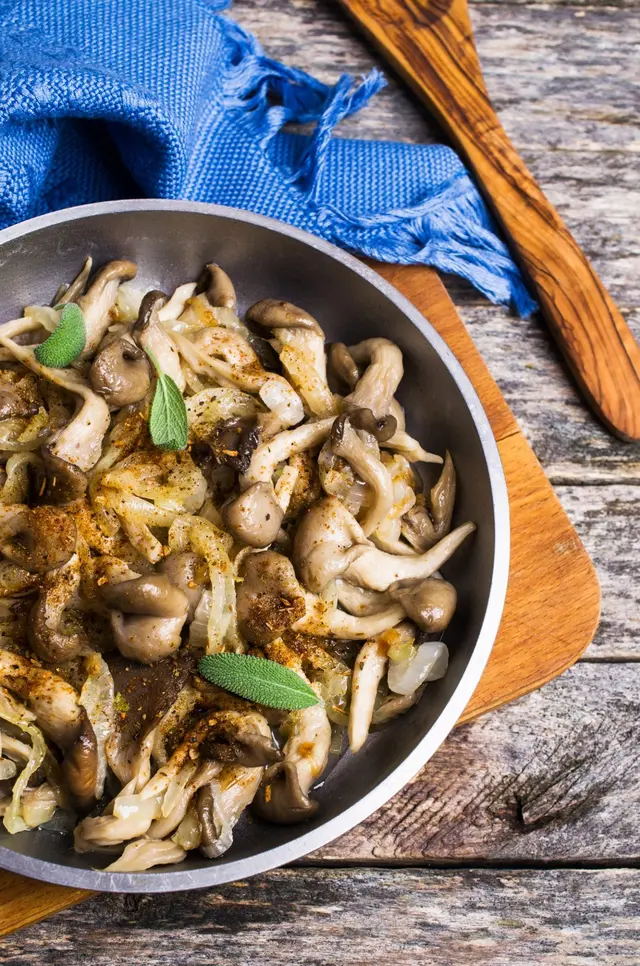 Pleurotes sautées aux oignons et à la sauge
