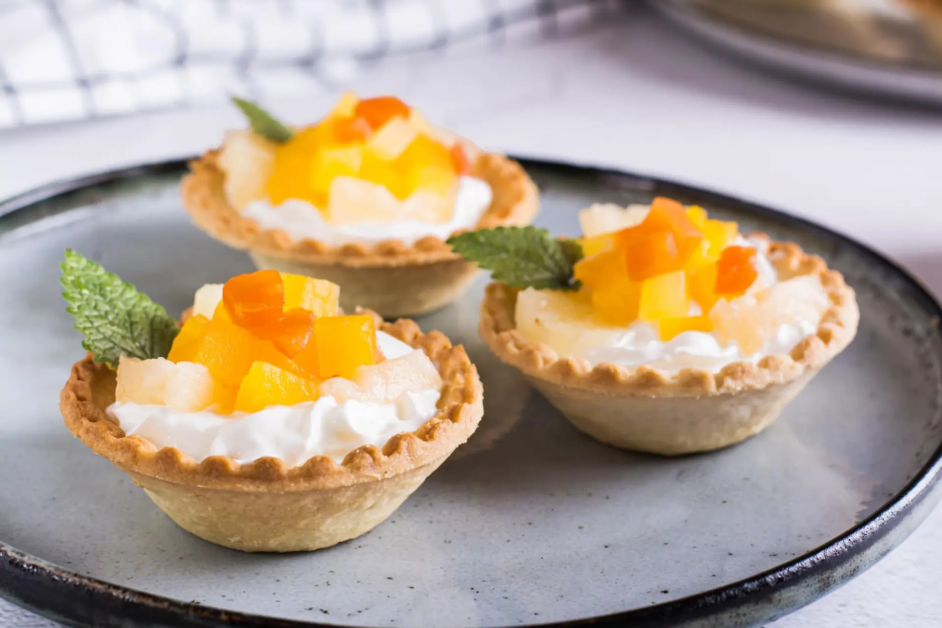 Tartelettes à la crème fouettée à l’ananas et à la papaye en conserve