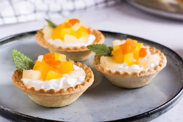Tartelettes à la crème fouettée à l’ananas et à la papaye en conserve