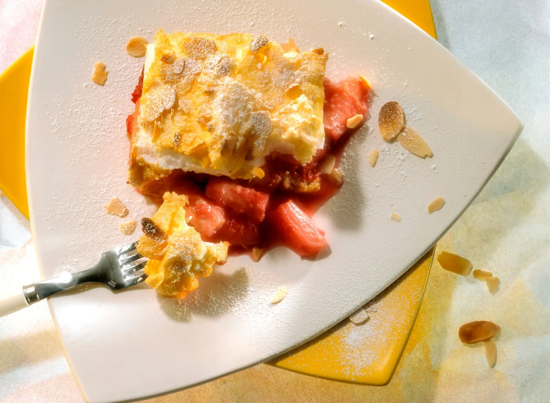 Soufflé à la rhubarbe et meringue aux amandes