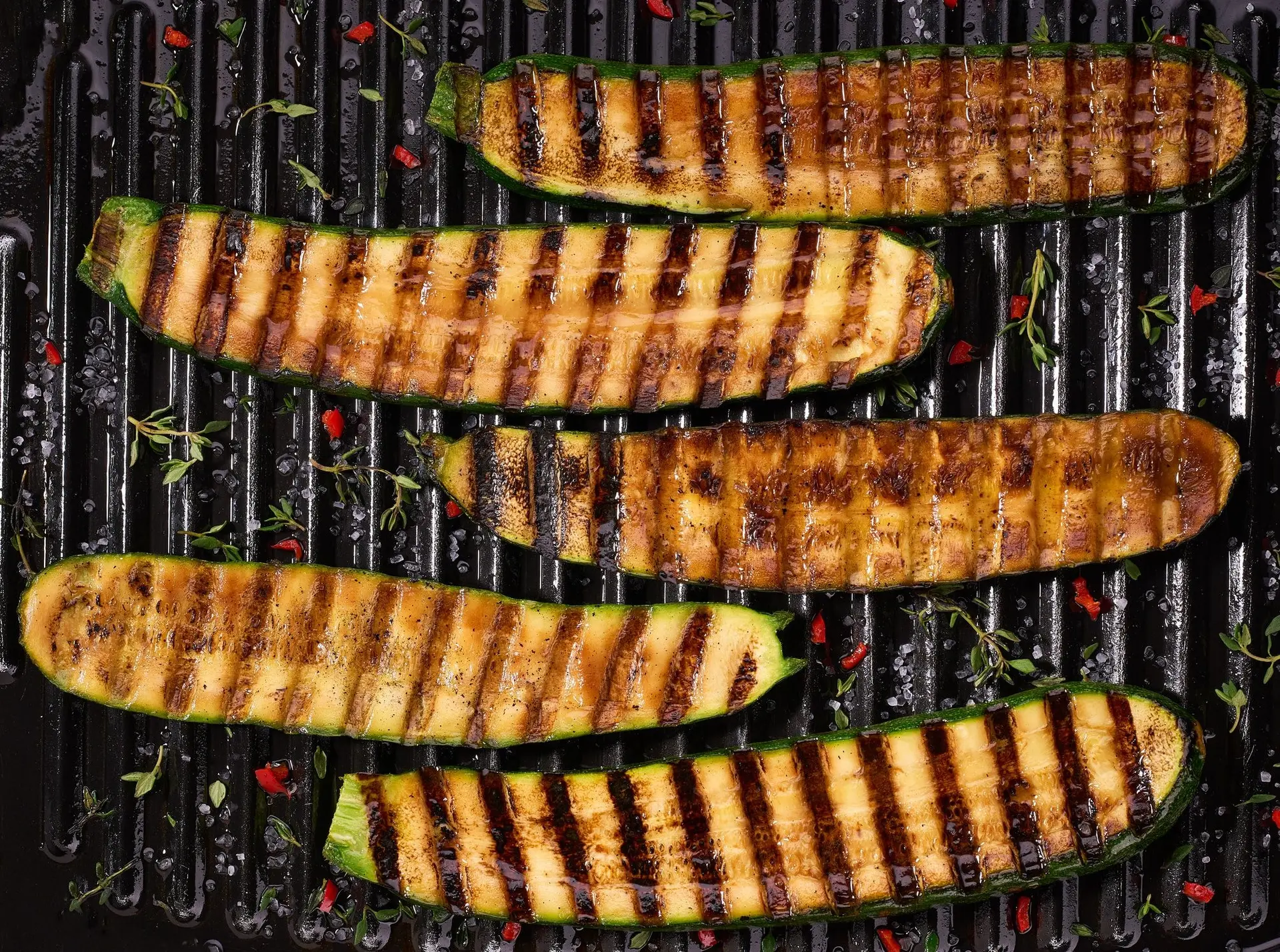 Courgettes grillées tranchées avec piment et épices