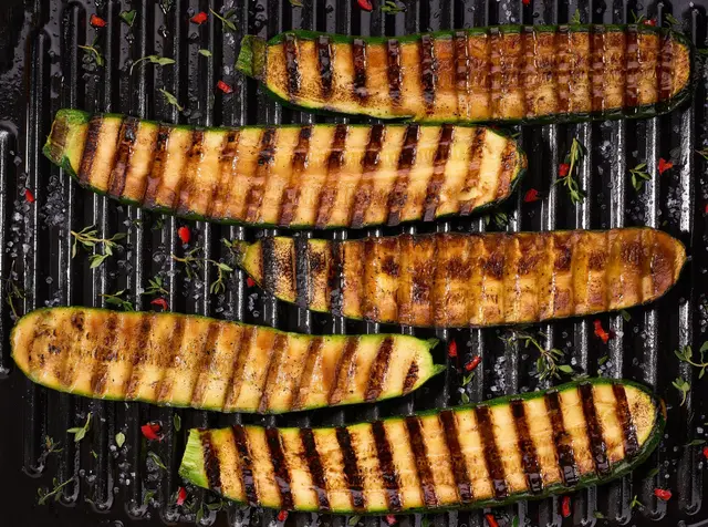 Courgettes grillées tranchées avec piment et épices
