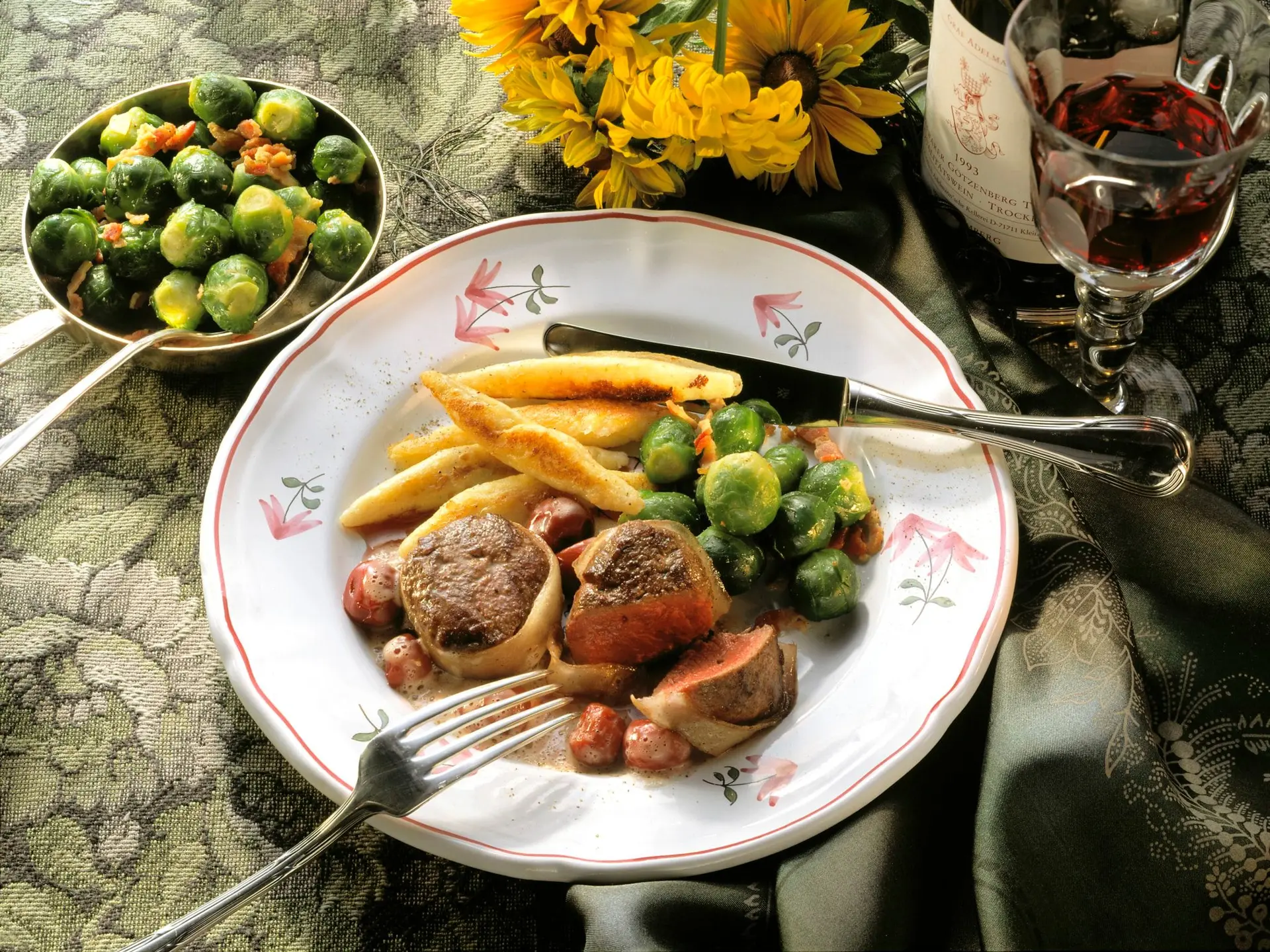 Médaillons de venaison (cerf) avec nouilles de pommes de terre et choux de Bruxelles