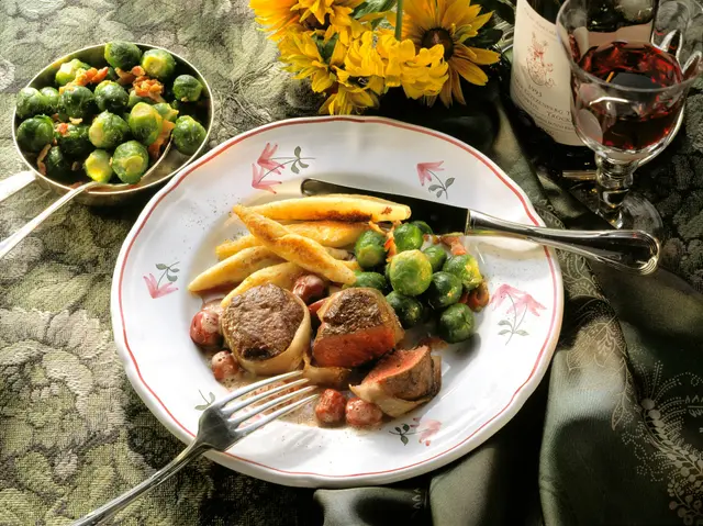 Médaillons de venaison (cerf) avec nouilles de pommes de terre et choux de Bruxelles