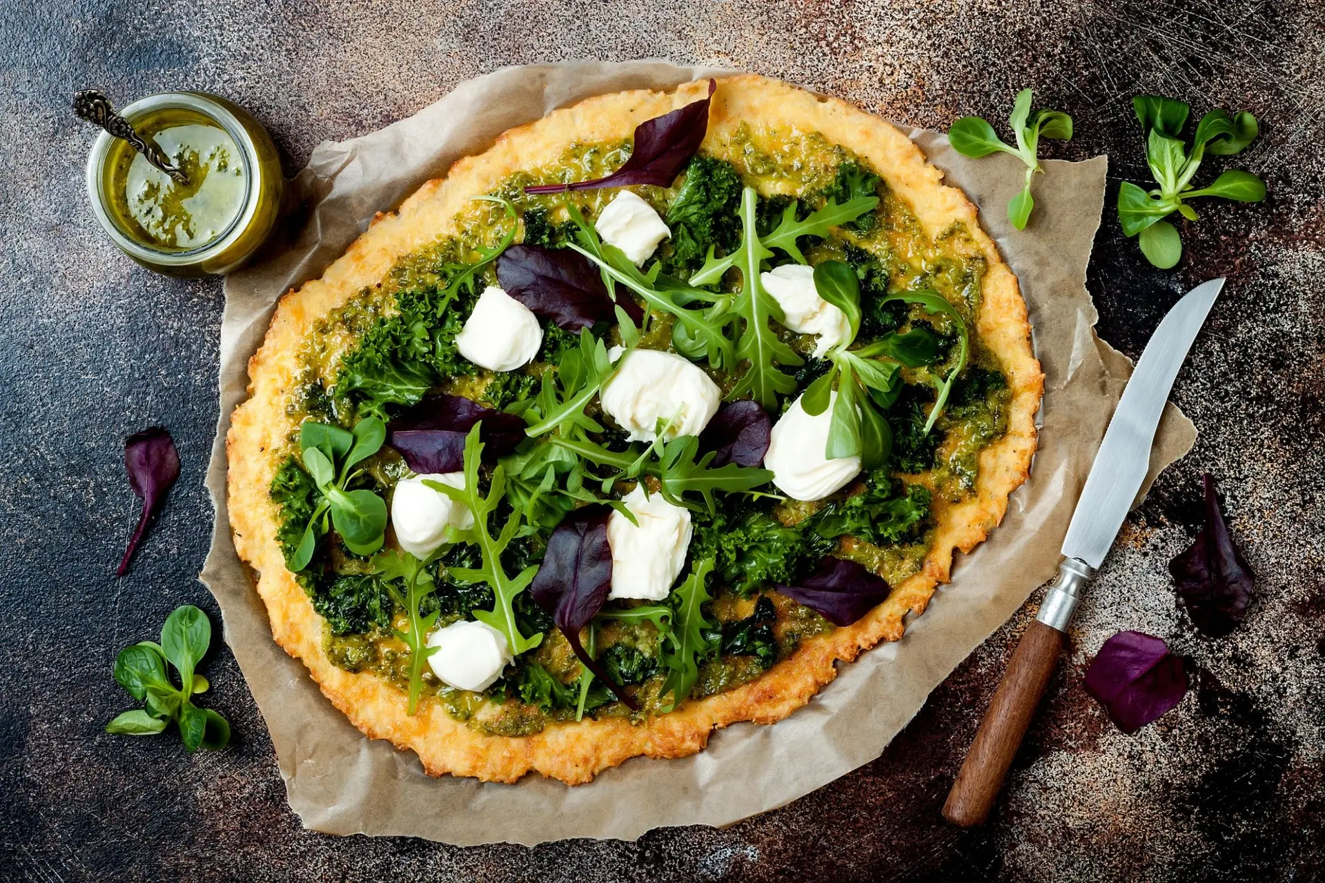 Pizza au pesto, chou frisé, mozzarella et mâche