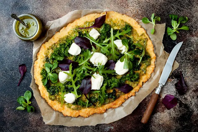 Pizza au pesto, chou frisé, mozzarella et mâche