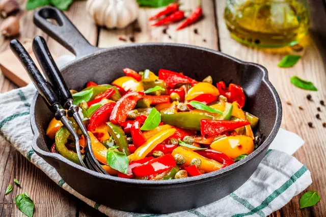 Peperonata aux poivrons grillés, câpres et basilic