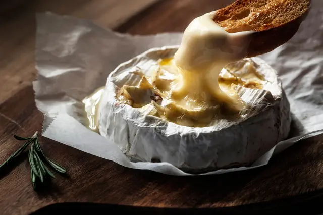 Camembert cuit au four