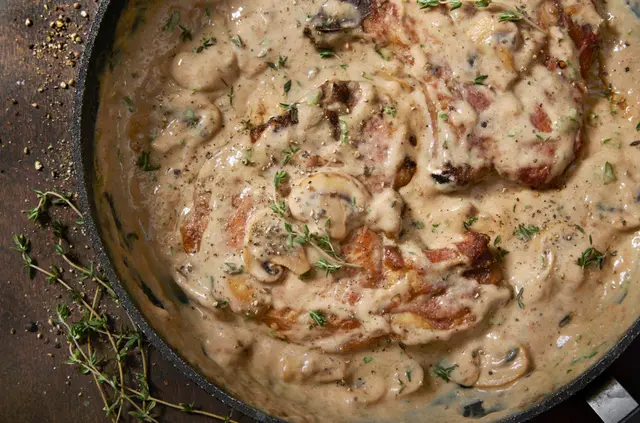 Côtelettes de porc braisées dans une sauce crémeuse aux champignons
