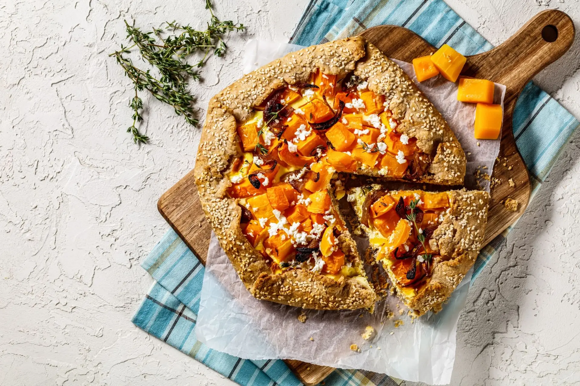 Galette rustique à la courge, oignons caramélisés, fromage frais, thym et feta émiettée
