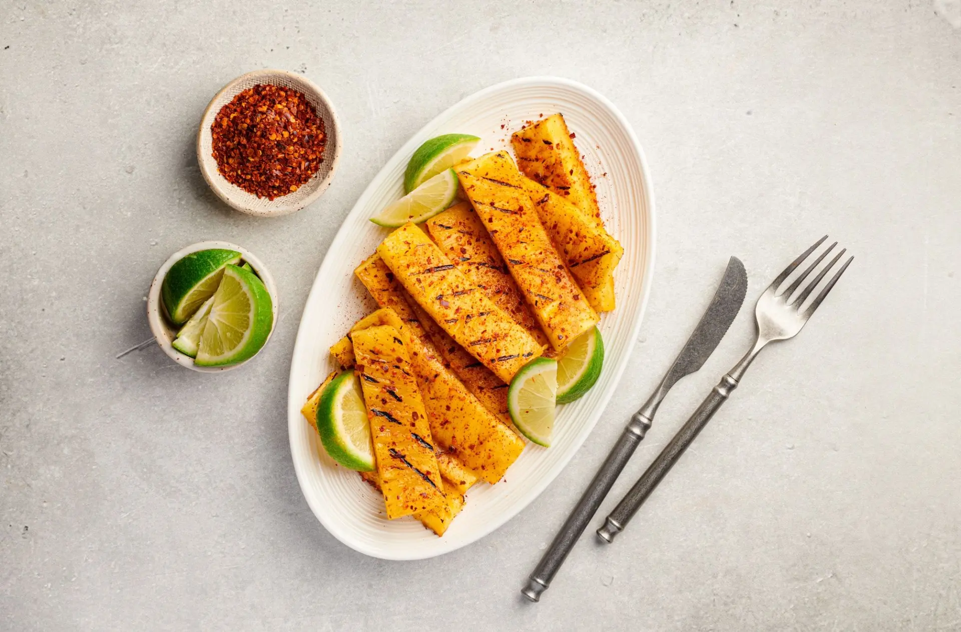 Ananas grillé au chili et au citron vert
