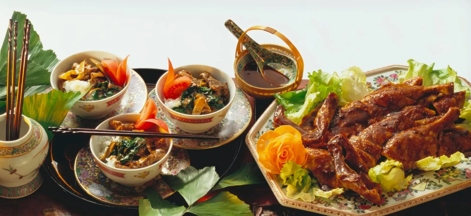 Canard laqué épicé sur lit de laitue et bols de canard au gingembre, riz et légumes